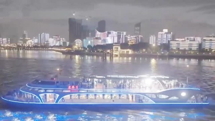 【国内最大全电动客船在长江武汉段首航 ,外形科幻】 我国首艘千吨级纯电动客船在汉启航 日前